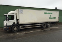 Östbemanningens flyttlastbil Scania 94 d 310 med 50 m3 skåp