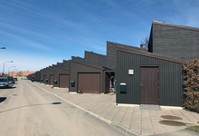 Målning av 17 garageportar och entredörrar i Hässelby
