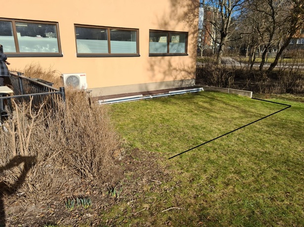 Grävning av 60 kvm i trädgård för trallbygge i Malmö