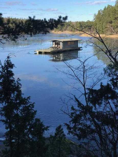 Slipning och målning av golv på basutflotte i Värmdö