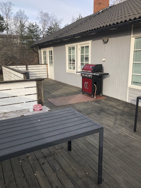 Putsning av fönster i nybyggt hus i Sorunda
