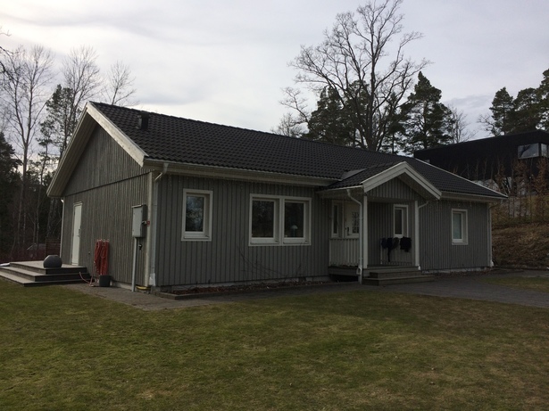 Bild för uppdrag: Fasadmålning av ett hus och ett garage i Tyresö