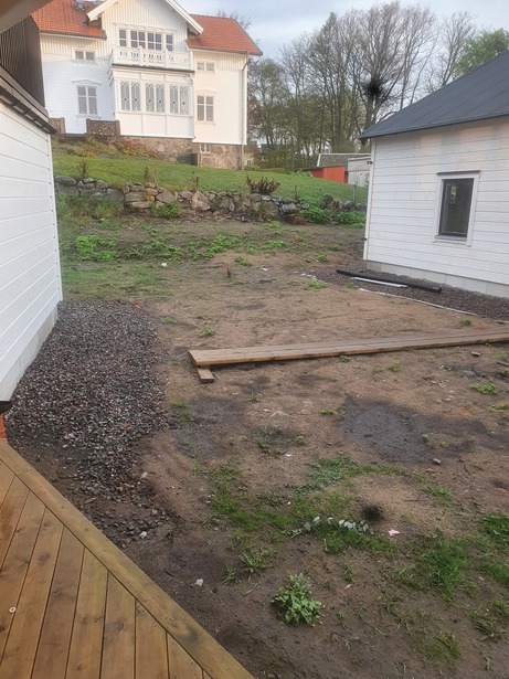 Bild för uppdrag: Lägga ca 100 kvm sten runt ett hus samt jämna ut ca 400 kvm tomt och lägga rullgräs i Kungsbacka