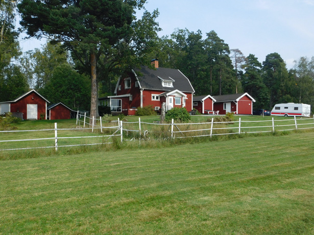 Bild för uppdrag: Fasadmålning, byte taknocksbrädor och plåtar etc. i Västerås, helst i sommar