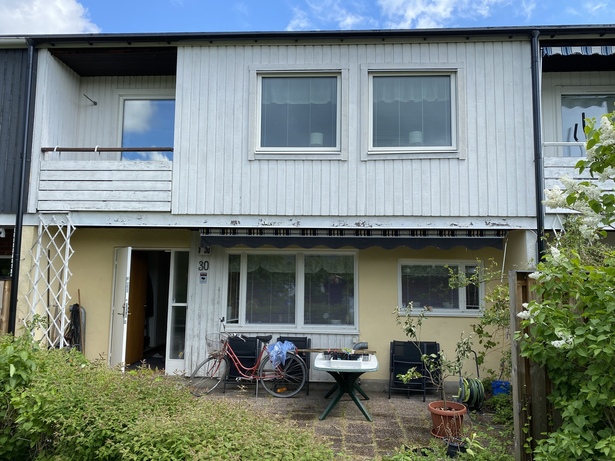 Bild för uppdrag: Fasadmålning av radhus på en sida i Hässelby