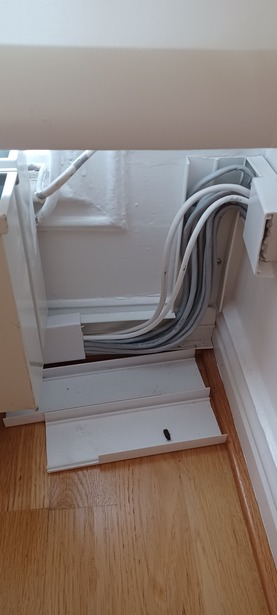 Fästning av elkabel upp på list i Älvsjö