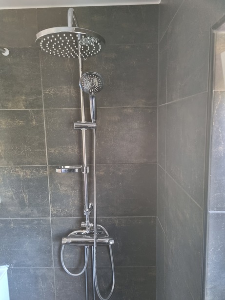 Montera och ansluta en vattenburen radiator samt byta köksblandare i ...