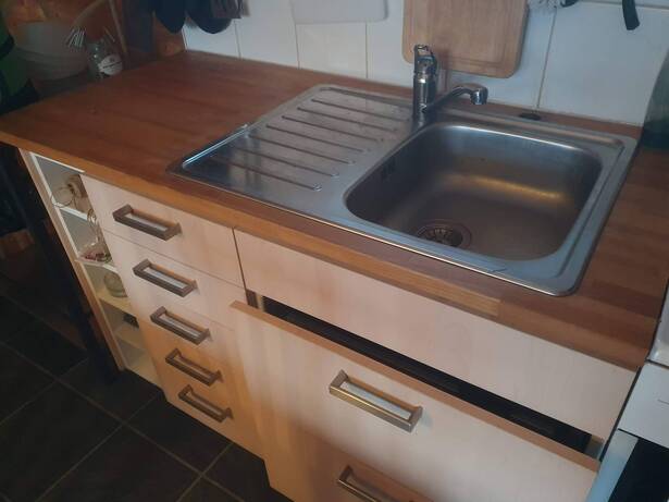 Montering av tre Ikea högskåp med överskåp samt en akustikpanel i Malmö