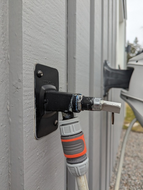 Montera och ansluta en vattenburen radiator samt byta köksblandare i ...